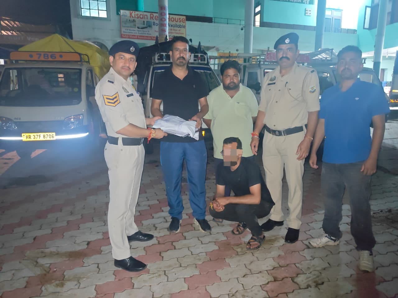 सिरमौर पुलिस नशा तस्करों पर कार्रवाई: सिरमौर पुलिस टीम द्वारा पांवटा साहिब में पकड़े गए डोडे, चरस बरामद