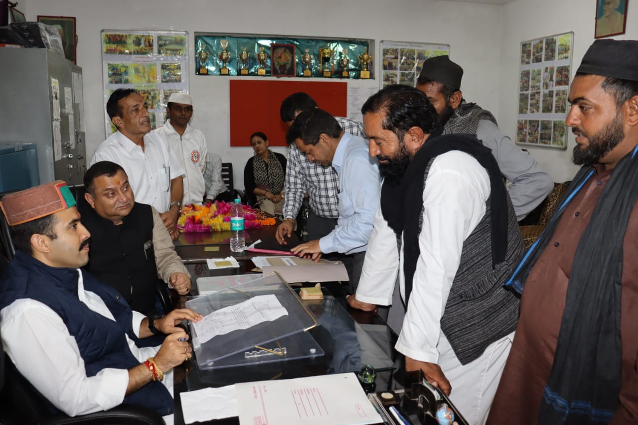 पांवटा साहिब मंत्री प्रवास: विक्रमादित्य सिंह जनसमस्याएं सुनते हुए