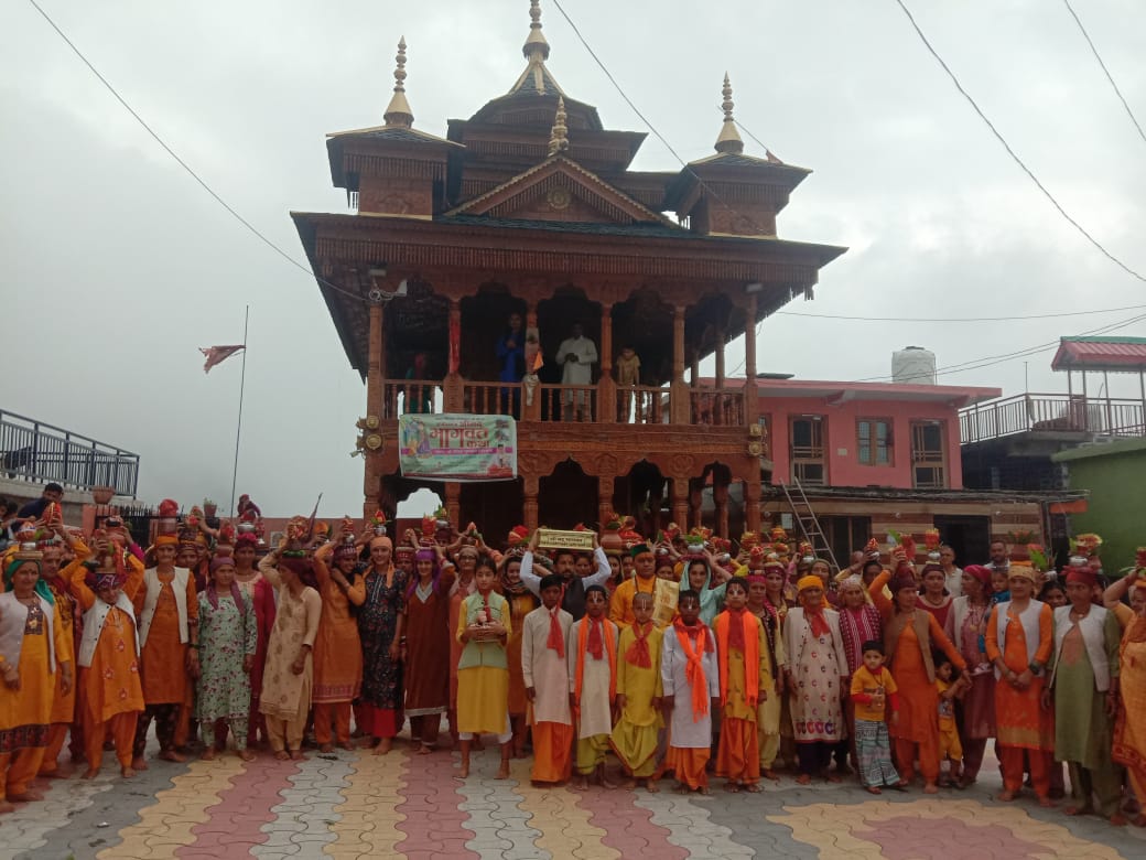 श्रीमद भागवत कथा ज्ञान: कलश यात्रा में शामिल महिलाएं और अन्य ग्रामीण